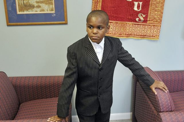 Tiene 11 años y se ordenó como sacerdote