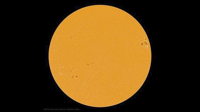 Esta imagen del Observatorio de Dinámica Solar de la Nasa muestra la cara del Sol tal como apareció el 3 de julio de 2023