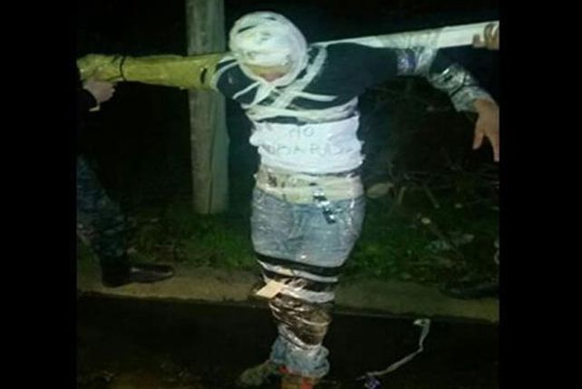 Remueven a la cúpula de la comisaría donde estuvo detenido el hombre crucificado