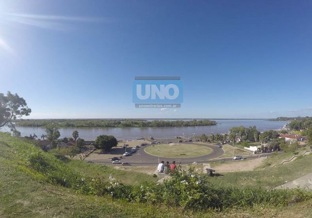 Desde la barranca la belleza natural es impactante. Al bajar por las escaleras aparecen los vidrios rotos. Fotos UNO/ Juan Manuel Kunzi.