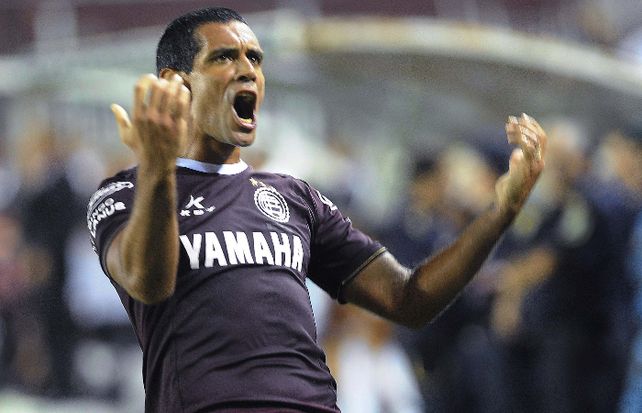 Mucha experiencia. El negro Sand hizo el gol de la victoria granate.