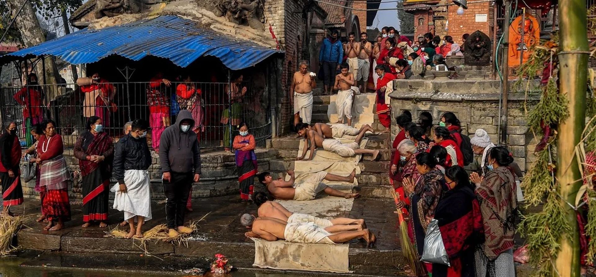Devotos hindúes ofrecen oraciones rodando por el suelo como parte de un ritual durante el festival Madhav Narayan en Bhaktapur, en las afueras de Katmandú, el 3 de febrero de 2022.