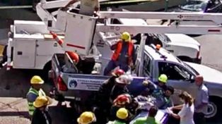Un día de furia: movió una grúa que cortaba el tránsito y casi mata a un operario