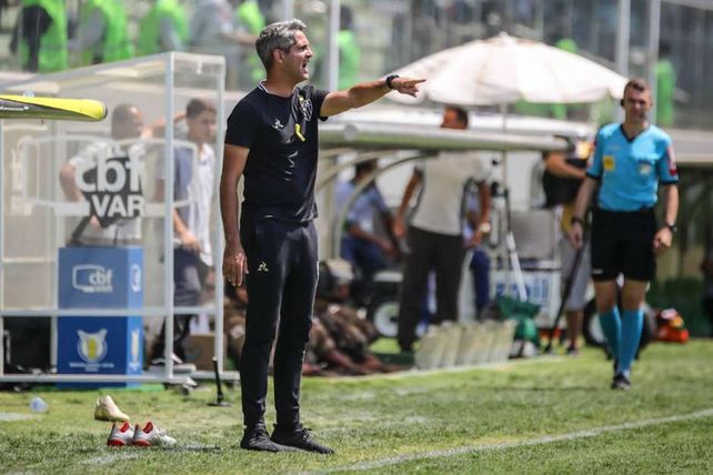 El DT de Mineiro mete mano en el equipo para visitar a Colón