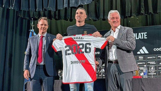 Armani junto a los dirigentes del club.