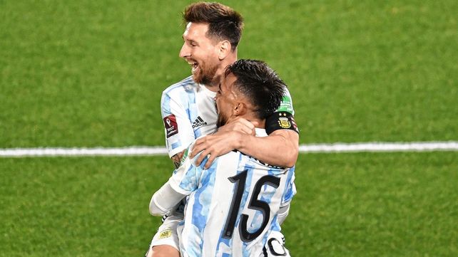 Lionel Messi festeja con Nicolás González el primer gol de la Argentina.