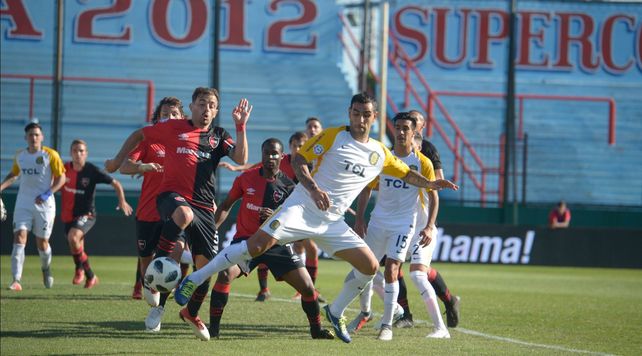 El Chaqueño Herrera convierte de taco ante Newell's. Un gol que quedó grabado a fuego en la memoria de los hinchas de Cenrtal.