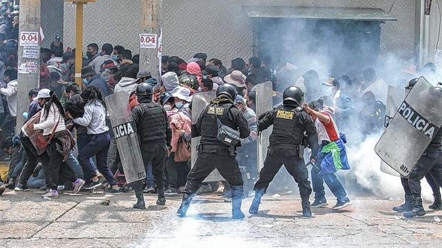 Perú: Toque de queda, represión y pedido de renuncia al Presidente