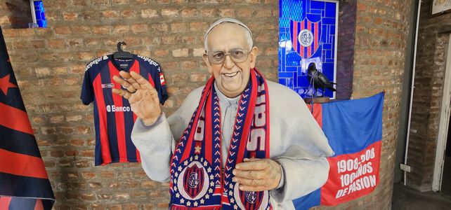 La estatua de Francisco. A sus costados, la camiseta de Matías Mirabaje, de 2013, y un cuervo negro, regalo de Vigo Mortensen. 