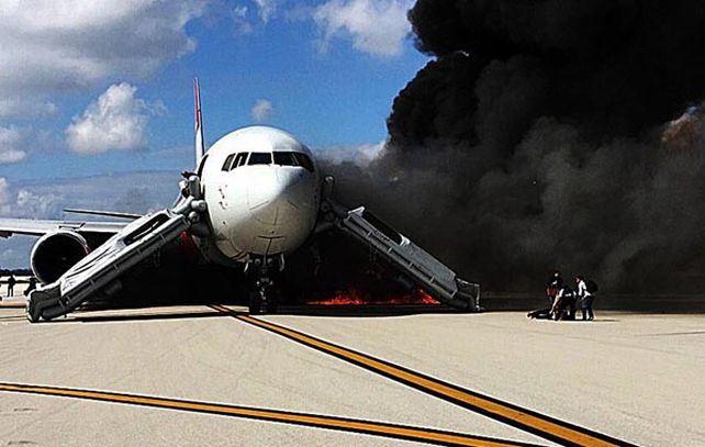 Pánico en Estados Unidos por el incendio de un avión que estaba a punto de despegar