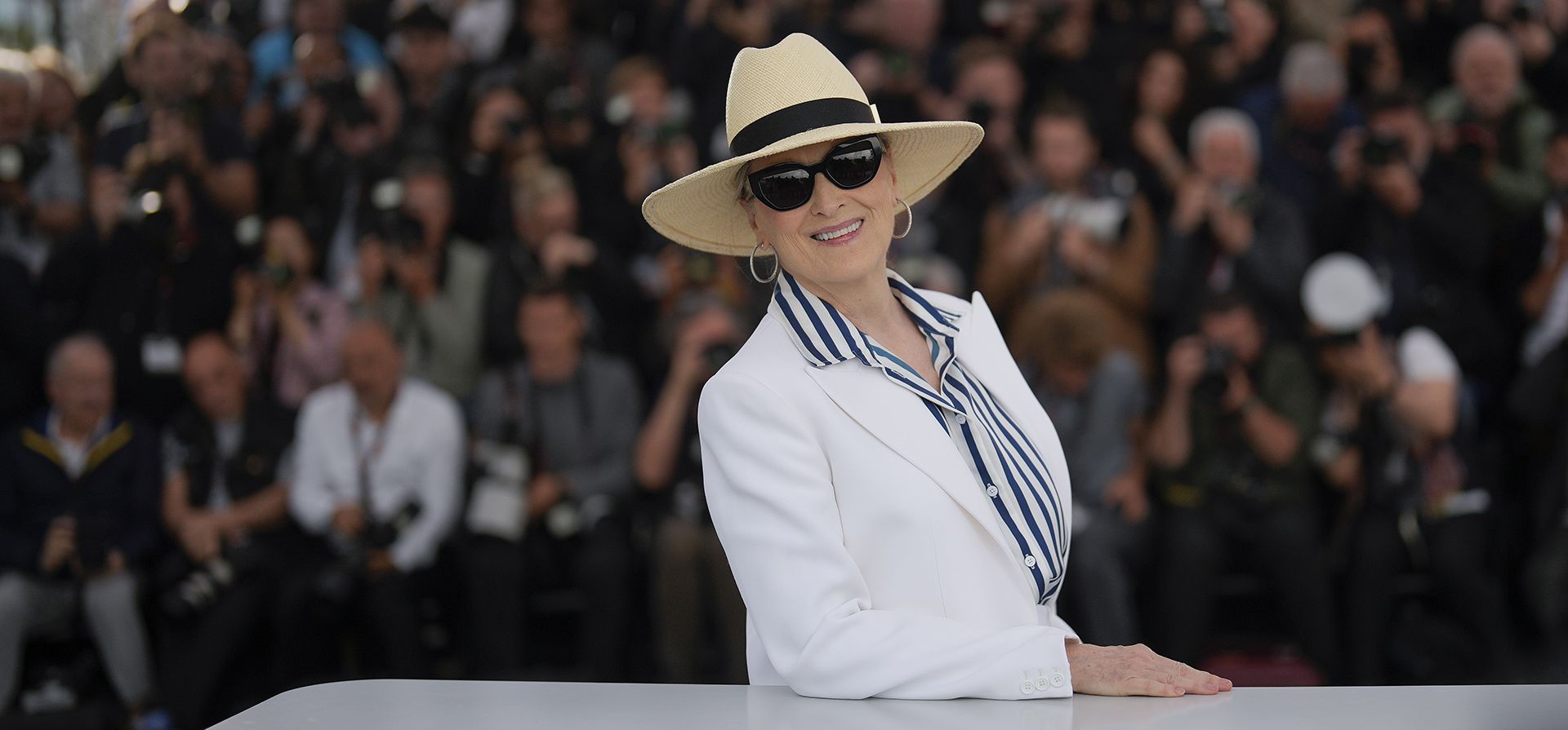 Meryl Streep posa para fotógrafos durante la sesión fotográfica honorífica de la Palma de Oro en el 77° festival internacional de cine, Cannes, sur de Francia, el martes 14 de mayo de 2024. (Foto de Andreea Alexandru/Invision/AP)