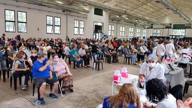 Gran cantidad de adultos mayores ya fueron vacunados en los galpones de la ex Rural. Foto: Celina Mutti Lovera