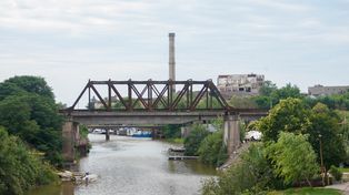 El arroyo Saladillo, el puente ferroviario y el frigorífico Swift de fondo.