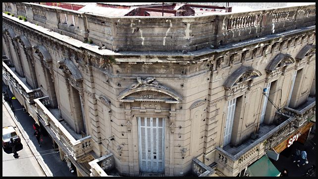 El ex Circolo Italiano, una esquina soberbia con locales comerciales.