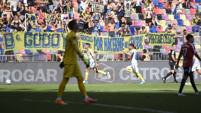 Ángel Di María celebra su gol en el fondo con Duarte. Muslera es la imagen de la resignación.