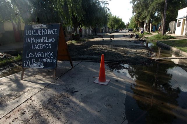 Santa Rosa de Lima rompió el “chanchito” para arreglar las calles del barrio