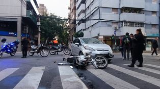 Uno de los choques sucedió en Corrientes y Montevideo, una esquina con semáforos. Dos hombres que iban en moto sufrieron heridas de consideración