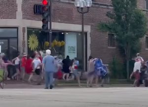 Seis muertos y 24 heridos en un tiroteo en un desfile en Estados Unidos