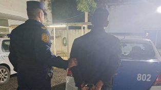 Ocurrió en Paraná. La madre de un sujeto estaba agraviando al personal y clientes, por eso cerraron las puertas del local. Su hijo intentó abrirla por la fuerza