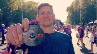 Martín Carbone exhibe orgulloso la medalla de la maratón de Londres.