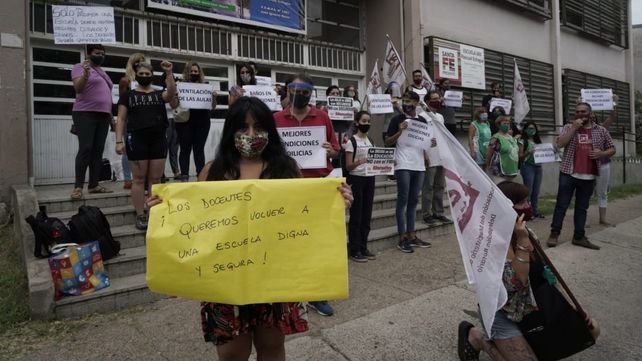 Con un abrazo solidario reclamaron mejoras edilicias en escuelas de barrio Rucci