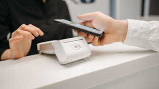 La posibilidad del pago electrónico de la propina ya se encuentra disponible para los servicios de gastronomía, hotelería, estaciones de servicio y delivery.&nbsp;