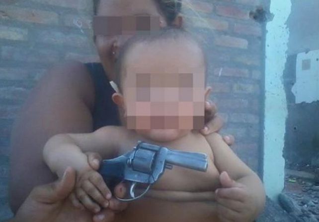 Publicó una foto de su beba con un arma y marihuana