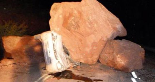 Una familia muri&oacute; en La Rioja cuando una piedra aplast&oacute; el auto en el que viajaban