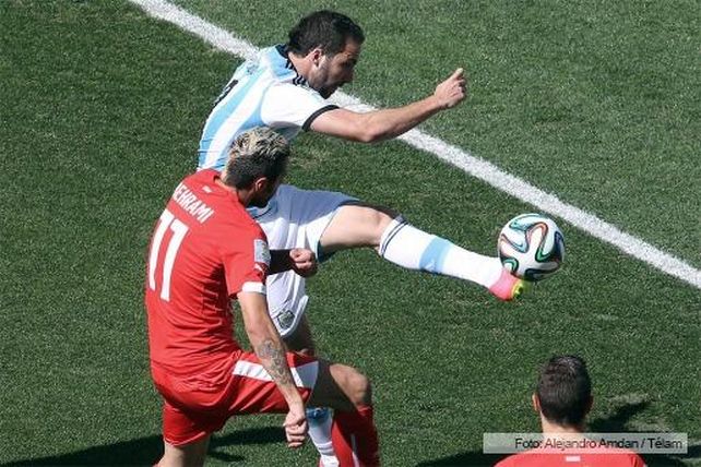 Sufriendo, a pura garra y corazón, Argentina venció a Suiza y está en cuartos
