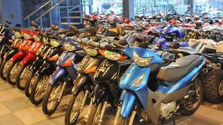 Por ley, se deberán vender motos con el casco en toda la provincia