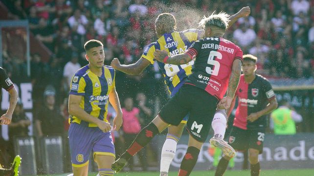 Jaminton Campaz se anticipa a Ever Banega y marca el segundo tanto canalla en el clásico rosarino.
