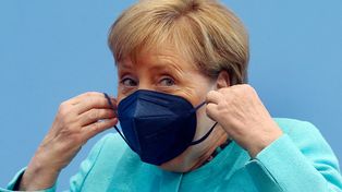 La jefa de Gobierno saliente, la canciller Angela Merkel se reúne con los líderes de los 16 estados que conforman Alemania para abordar la crisis sanitaria.