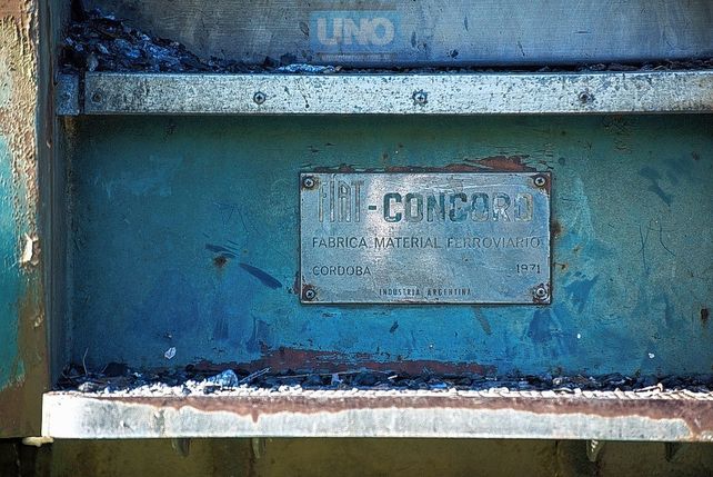 Paraná: desguazan y venden como chatarra vagones del tren incendiados