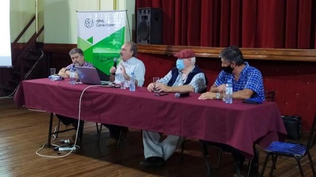 Lanzamiento. Los ingenieros agrónomos que pilotearon la nueva propuesta. presentaron los detalles de la iniciativa junto al intendente de Maggiolo.