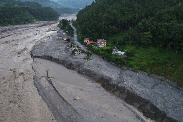 El director de una escuela de Nepal salvó la vida de 900 alumnos