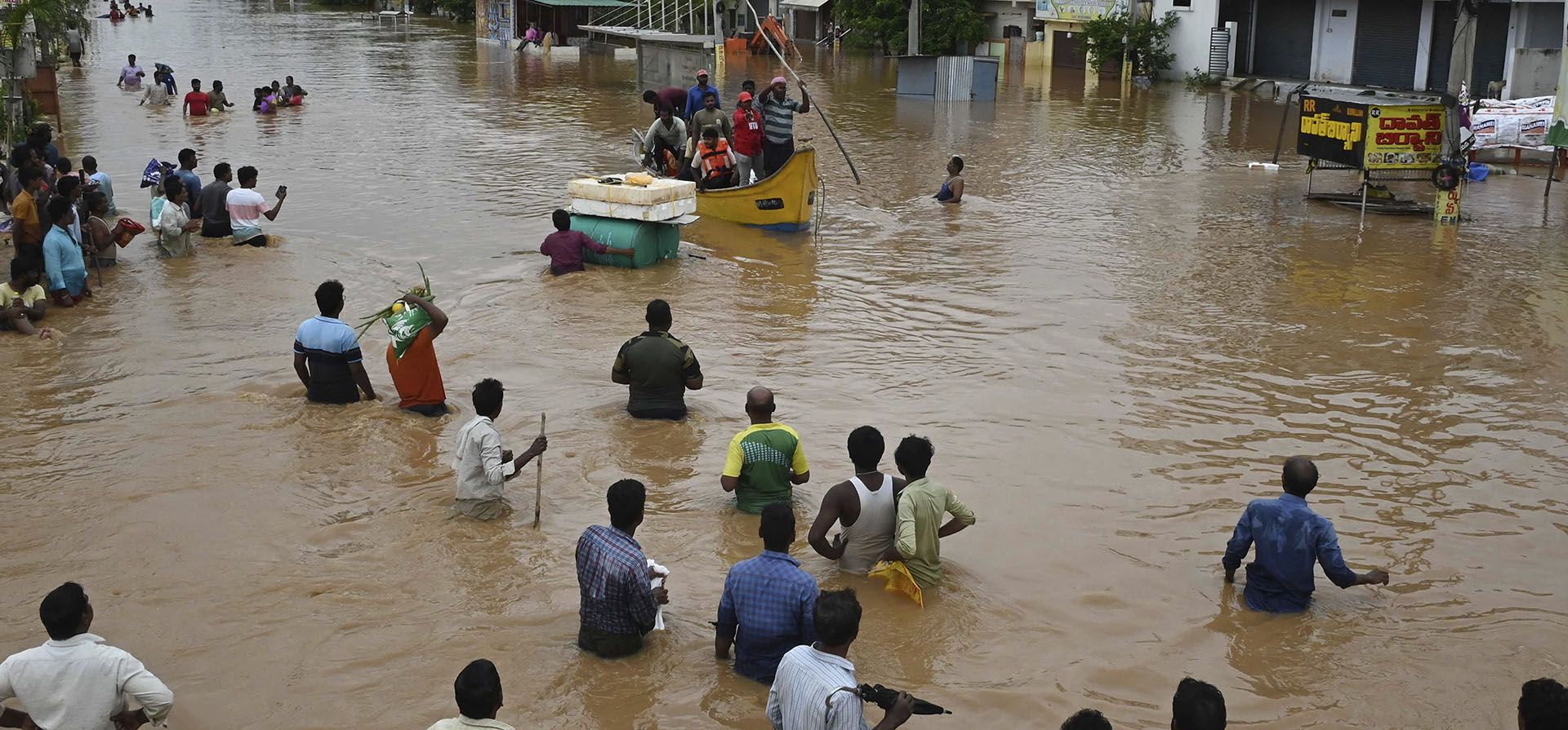 La gente atraviesa un camino inundado después de fuertes lluvias en Vijayawada, India, lunes 2 de septiembre de 2024. (Foto AP) La gente atraviesa un camino inundado después de fuertes lluvias en Vijayawada, India, lunes 2 de septiembre de 2024. (Foto AP)
