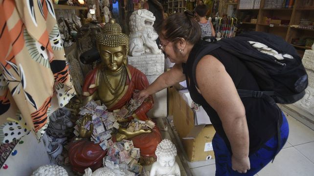 Una mujer deja sus billetes al Buda de Córdoba al 900.