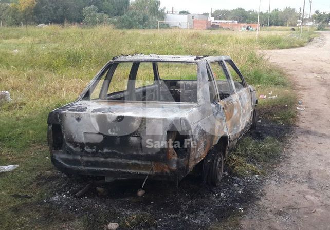 Quemaron otro auto durante la madrugada en la ciudad