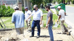 En acción. Los trabajos en las calles y entre los obreros se observa a un ingeniero y Fiorenza supervisando.&nbsp;