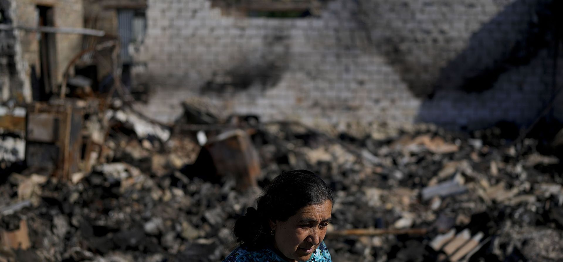Nastasia Vladimirovna muestra parte de su casa destruida por ataques en Mostyshche, en las afueras de Kyiv.