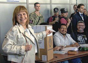 La ministra de Seguridad Patricia Bullrich se equivocó al doblar la Boleta Única y tuvo que volver al biombo