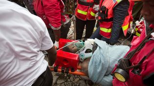 Rescatan a embarazada que pasó seis días atrapada tras un derrumbe