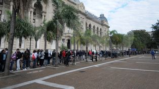 Hubo largas colas para buscar leche gratis en la Plaza 25 de Mayo