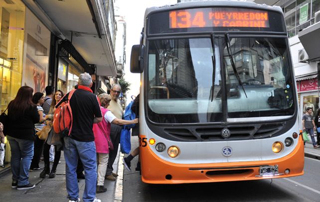 La flota de colectivos naranja de la empresa Semtur incorporará parte de las nuevas unidades con piso bajo y aire acondicionado. (Virginia Benedetto / La Capital)