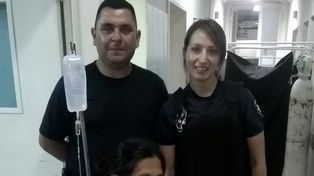 Tuvo a su hijo en plena calle con ayuda de policías y enfermeros