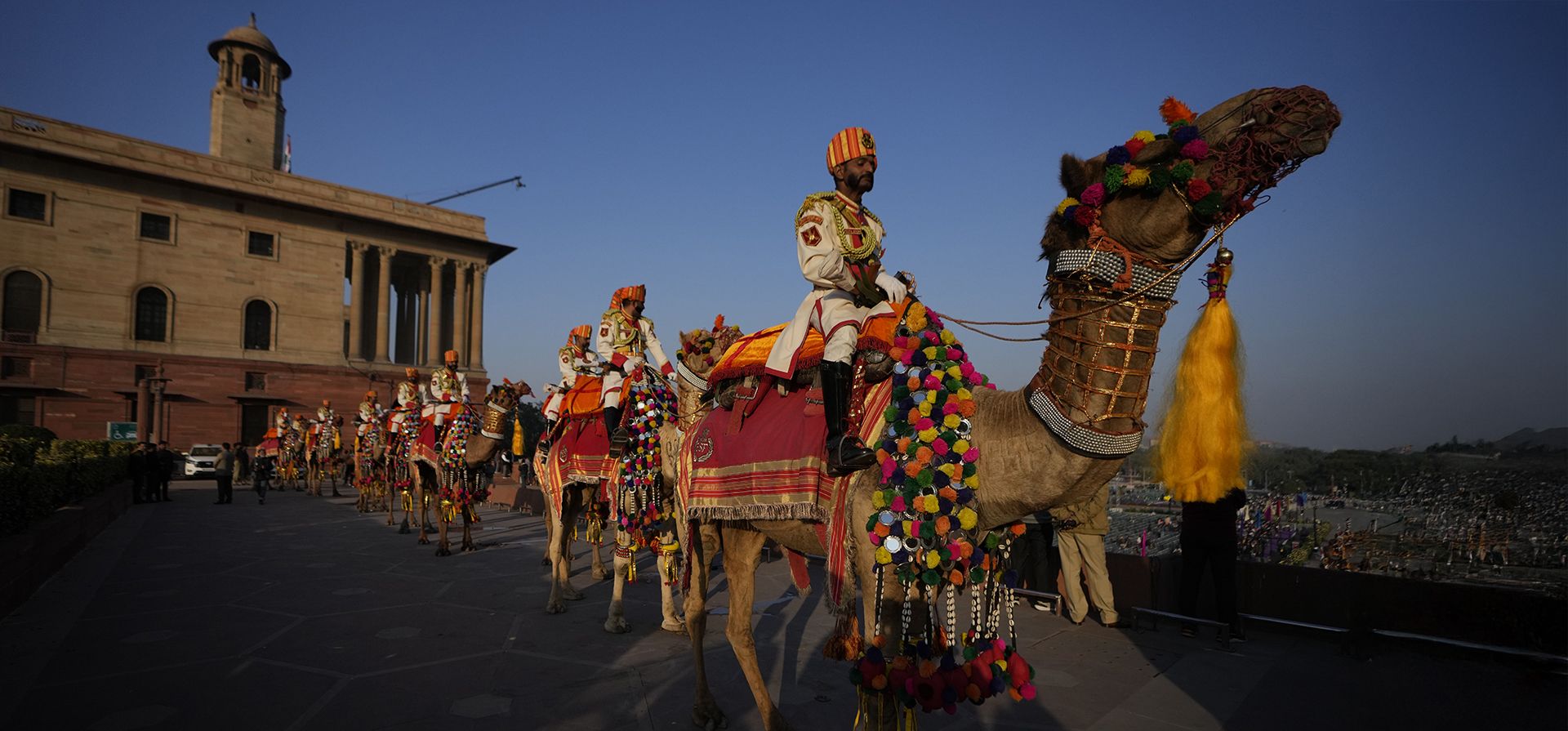 Soldados de la Fuerza de Seguridad Fronteriza de la India montados en camellos durante un ensayo de la Retirada de los Combatientes en la colina Raisina en Delhi, India, el lunes 27 de enero de 2025. (Foto AP/Channi Anand) Soldados de la Fuerza de Seguridad Fronteriza de la India montados en camellos durante un ensayo de la Retirada de los Combatientes en la colina Raisina en Delhi, India, el lunes 27 de enero de 2025. (Foto AP/Channi Anand)