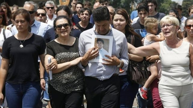Dolor. La familia y los amigos de Fernando parten hacia la Chacarita. No se merecía esto