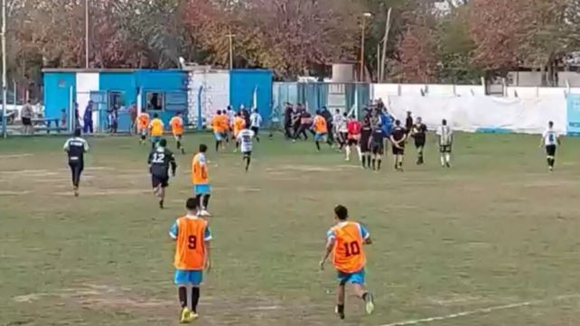 Corridas y trompadas en el encuentro entre el General y Barrio Quinta. (Video: Puertogeneralsanmartin.com)