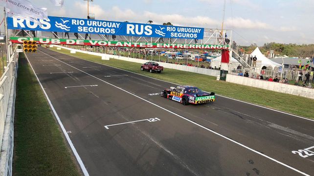 Rossi ganó en Paraná en una carrera accidentada y polémica