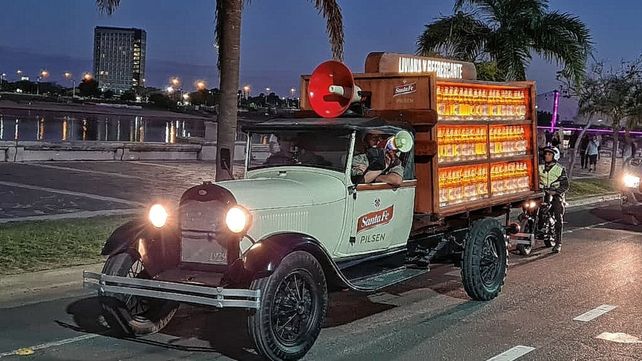 Ya pasea por los barrios el camión con la nueva Cerveza Santa Fe Pilsen